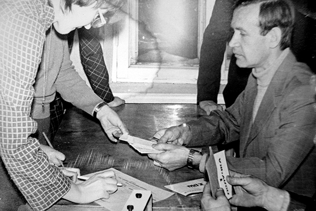 Участники тянут карточки с новыми вводными для команд, АЛТИ 1983 год